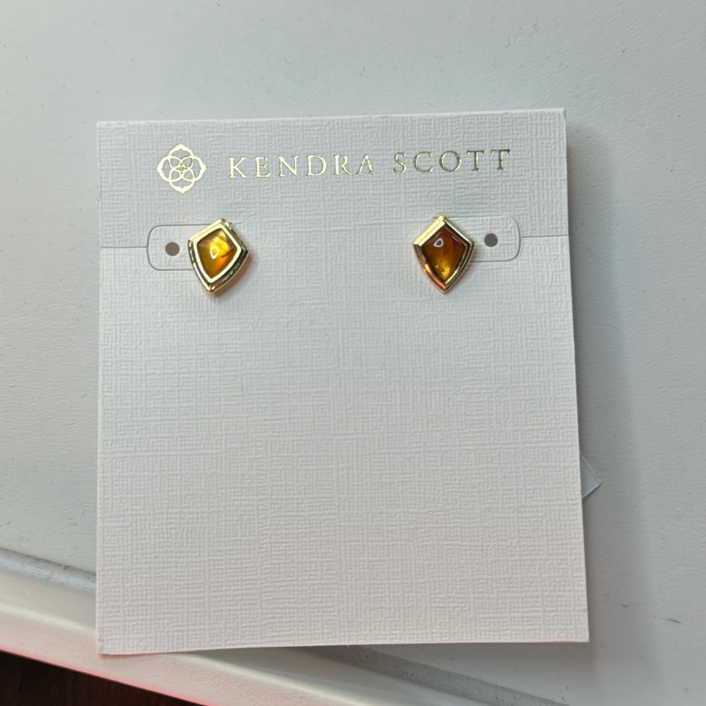 NWT Kendra Scott Monica studs
